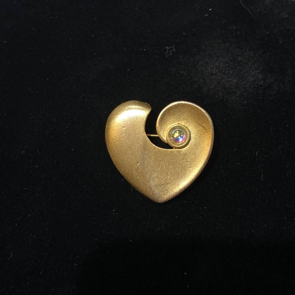 JJ Signed Vintage Heart Swirl Design Aurora Borealis Swirl Gold Tone Brooch Pin